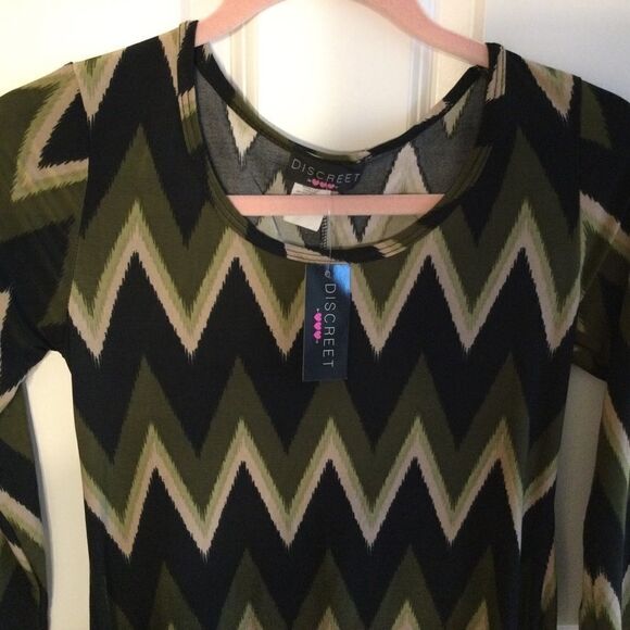 NWT Women’s Small Discreee Brand Knit Top - Picture 3 of 7